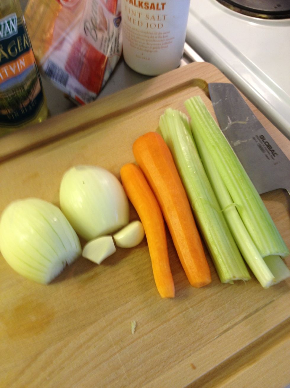 First, rinse and peel all the vegetables and take the minced meat out of the fridge.