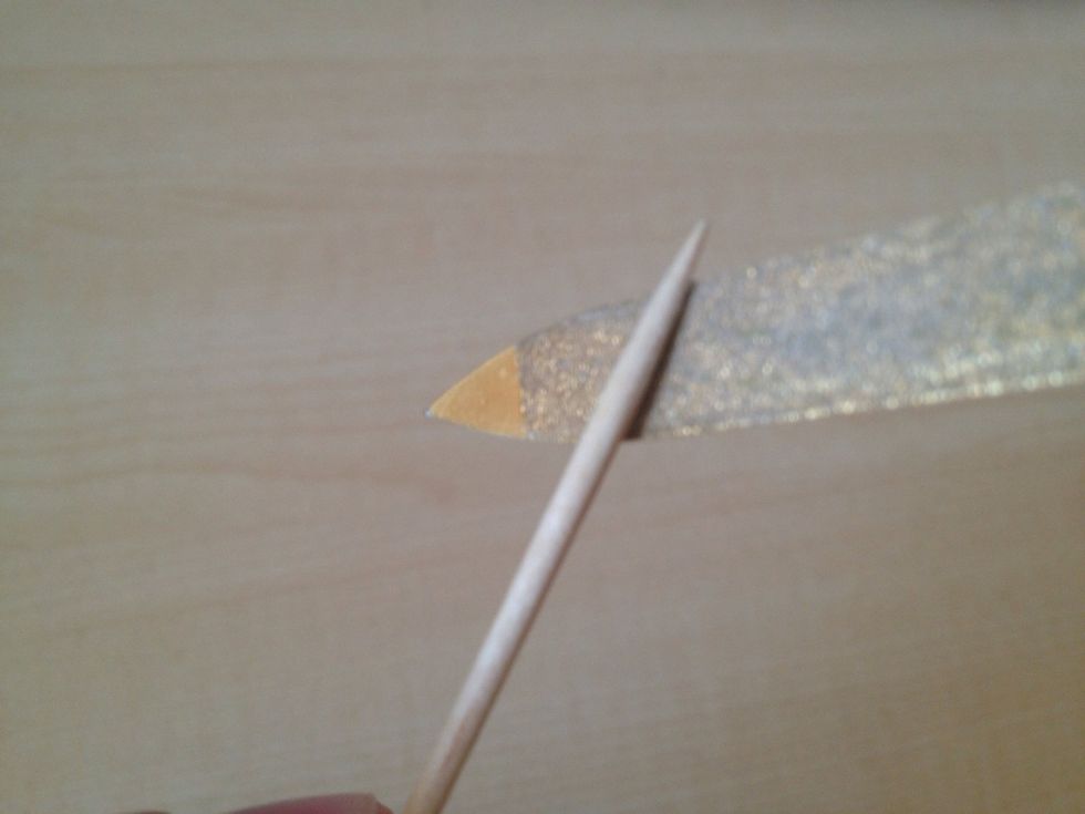 First sand the toothpick with your file/sand paper until it looks like in the next step.