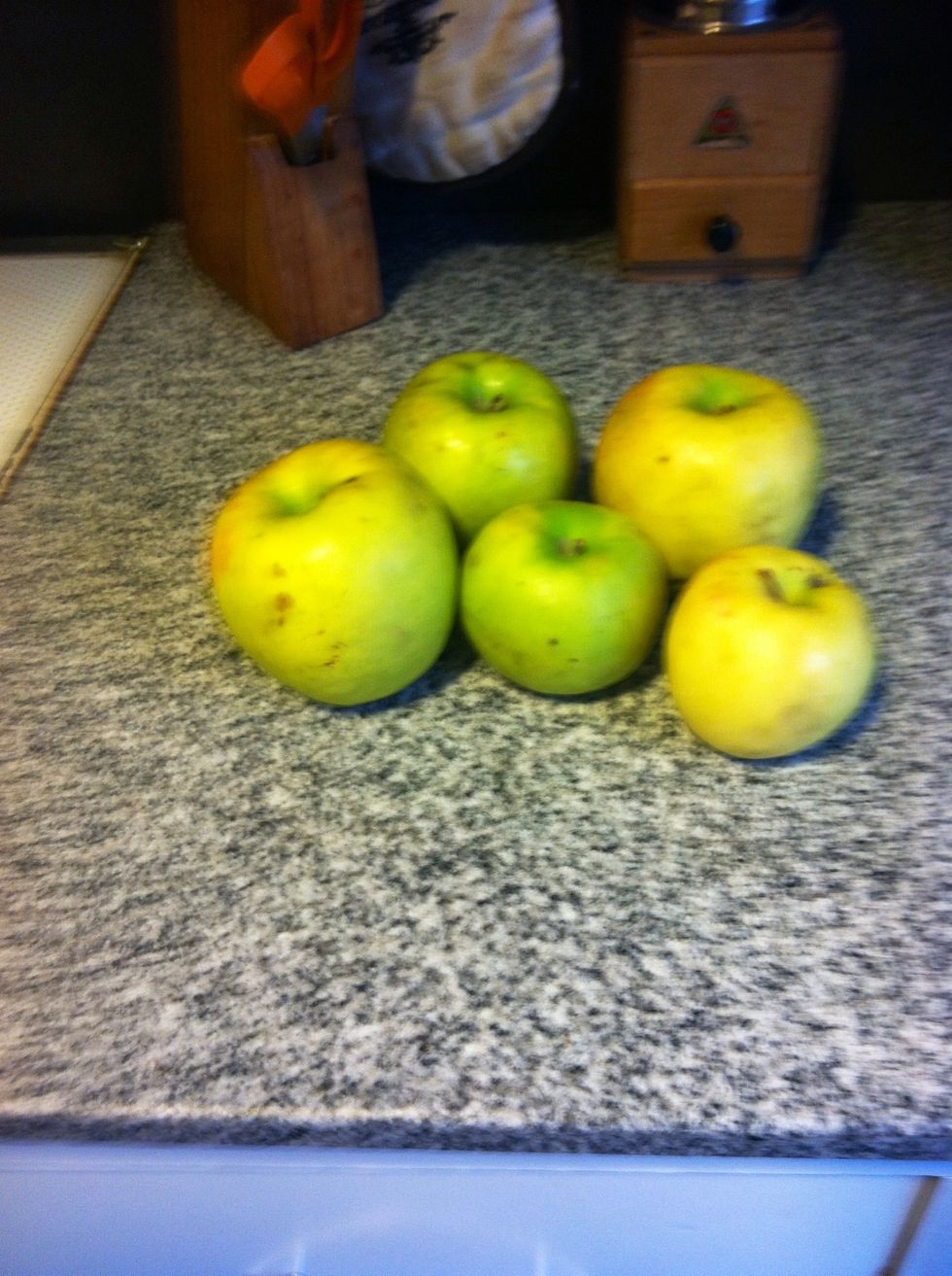 First select the apples and wash them
