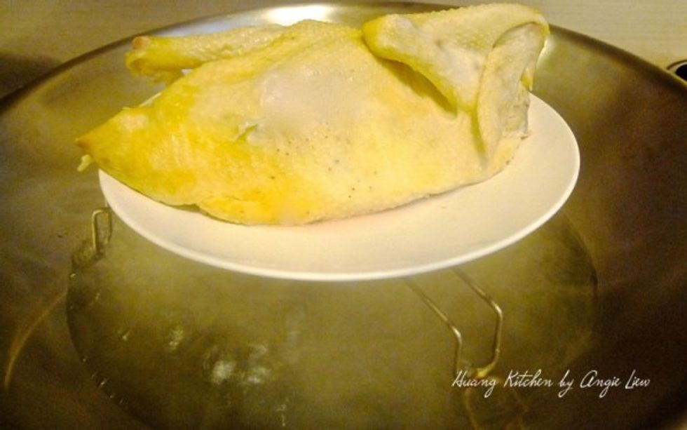 First spread salt evenly on both sides of the cleaned chicken. Set aside for 30 minutes. Then place the chicken to steam in the steamer.