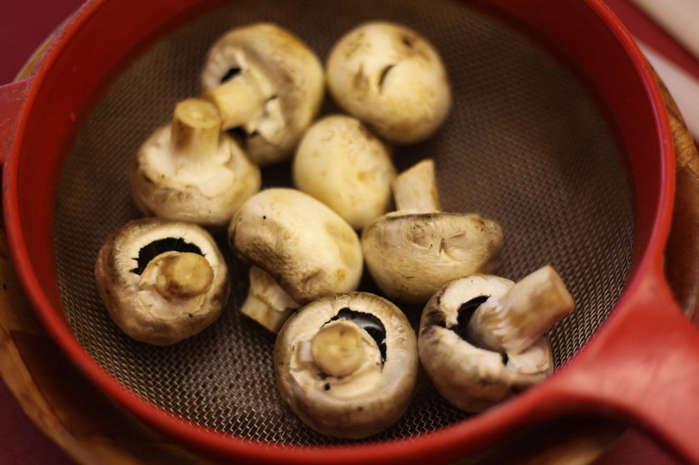 First start with the mushrooms to remove the water from inside. Chop the mushrooms fine and lay them out on some paper towels. 5 mushrooms are enough.