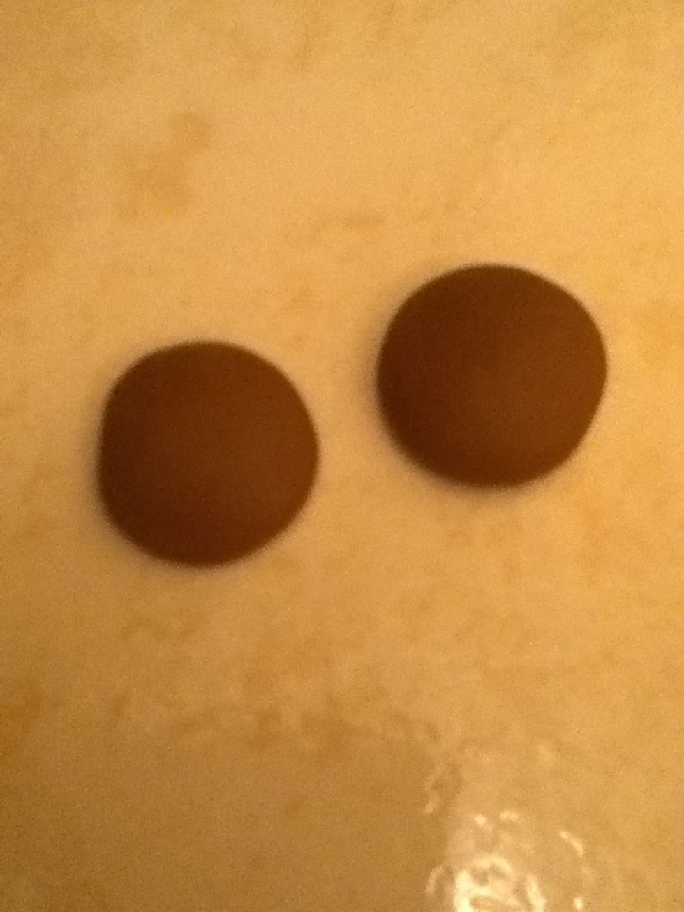 First take som brown playdoh and make 2 buns by putting it on a spoon then squeezing it down then removing it make sure that they are the Same size