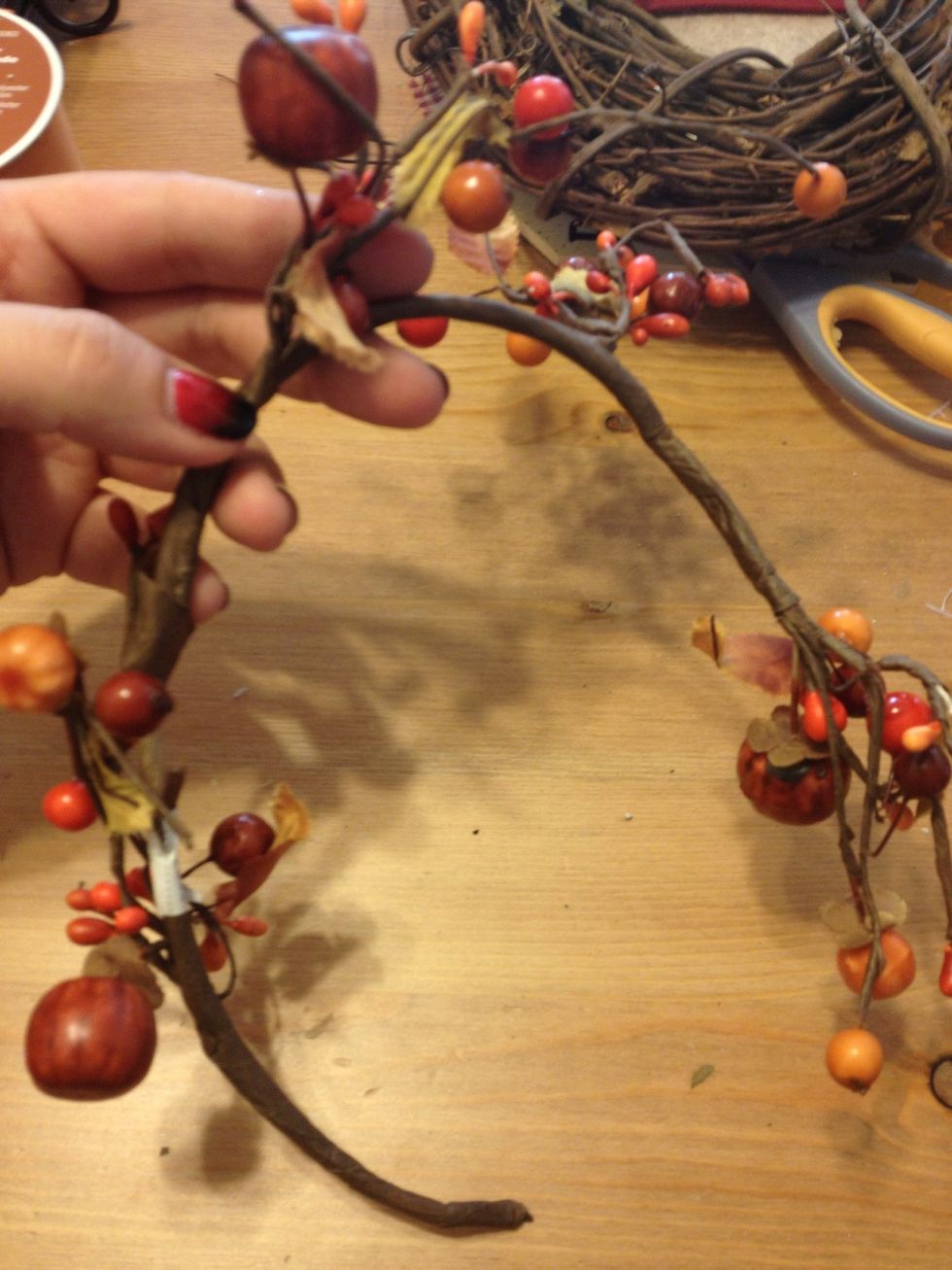 First, unwrap the berry garland. If you can't find this type, you can do jut leaves or autumn flowers.