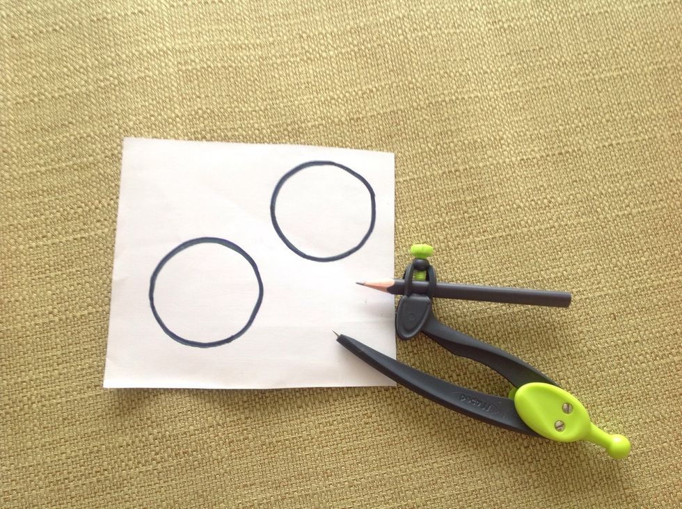 First, using your compass, draw too perfect circles with the exact same size. Their height should be about 5 cm.