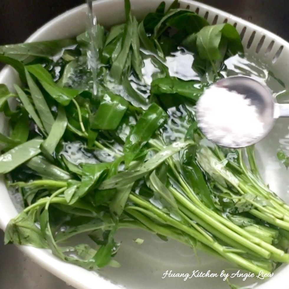 First, wash and soak chinese water spinach in salt water. Then drain well.