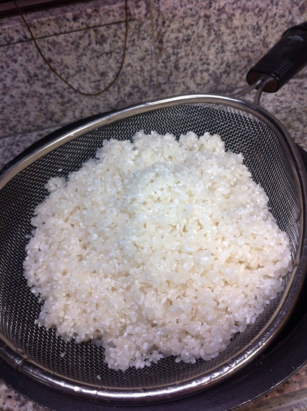 first, wash rice.  \u521d\u3081\u306b\u304a\u7c73\u3092\u7814\u3044\u3067\u304a\u304d\u307e\u3059\u3002