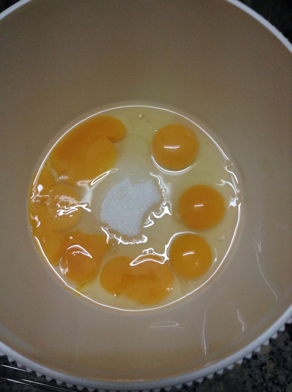 First we will make our flan, put all the eggs, egg yolks and sugar to a large bowl, mix lightly until combine.