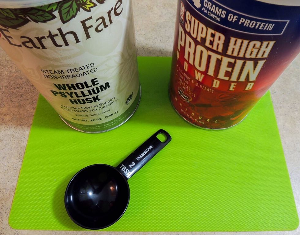 First will combine psyllium husk and whey powder in a blender cup, 2 tablespoons each