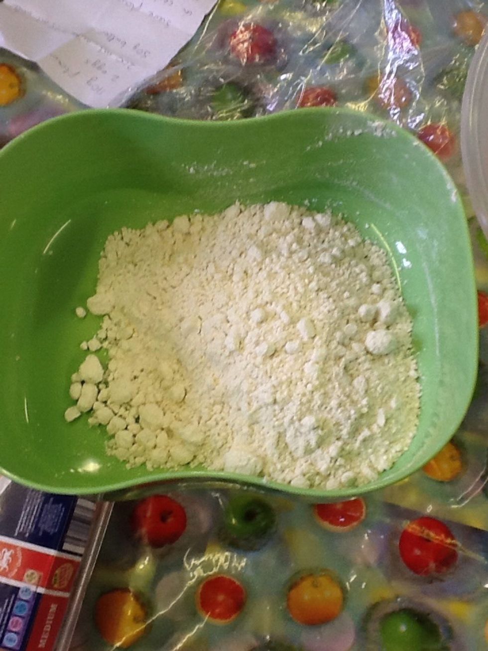 First you have to pour in 8 grams of plain flour.