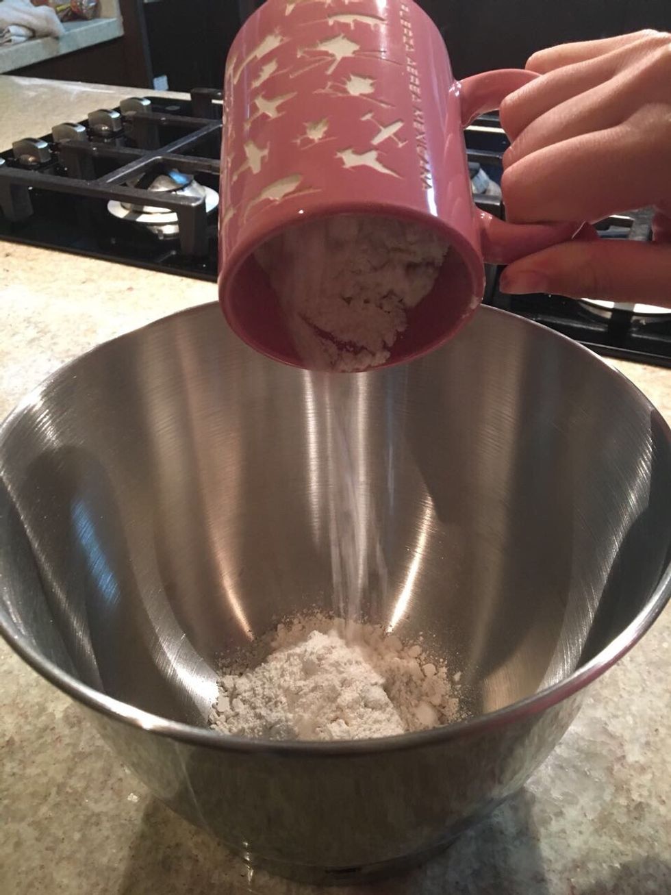 First, you have to put 2 cups of flour in a recipient.