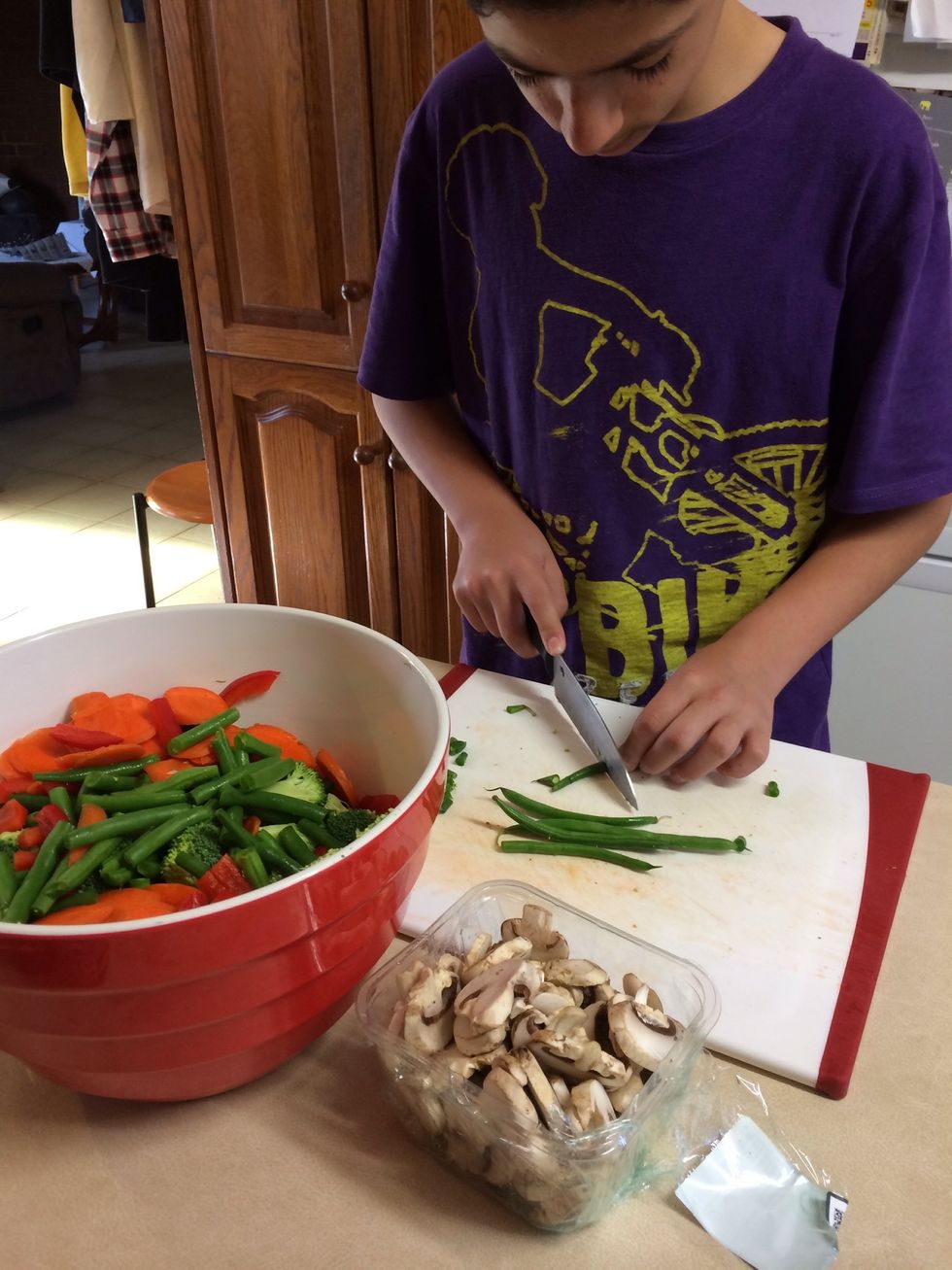 First, you have to wash and then slice the vegetables.