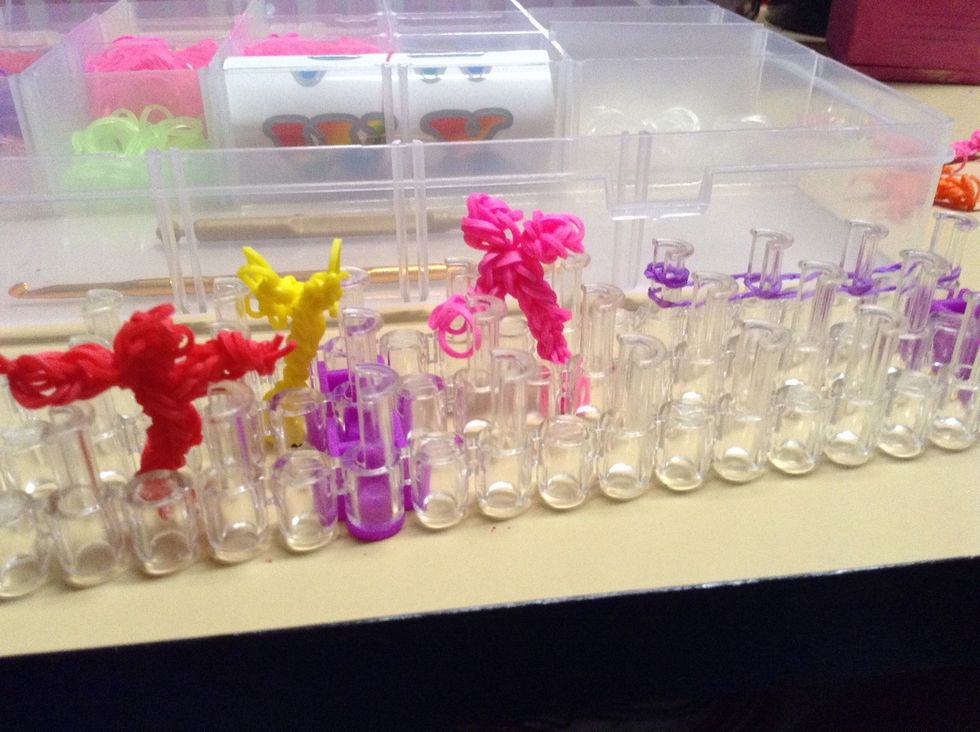 First you need to put 3 band on a band loom an then put a round off on the last peg.