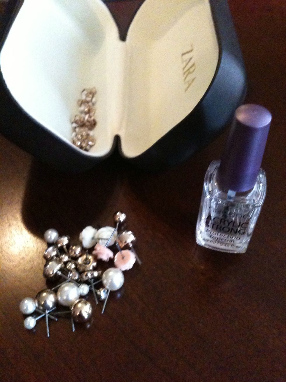 First you need to take your jewerly, earrings or rings that you have. I recommend you to do this since you buy it and apply a thin topcoat of your clear nailpolish