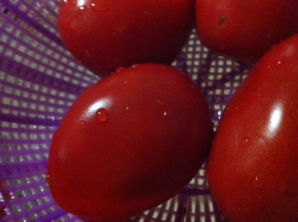 First you need to wash the tomatos