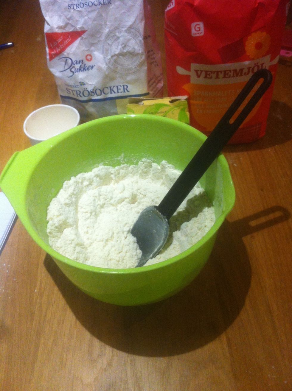 First you put vanillasugar, baking powder, sugar and fluor in a bowl and mix together