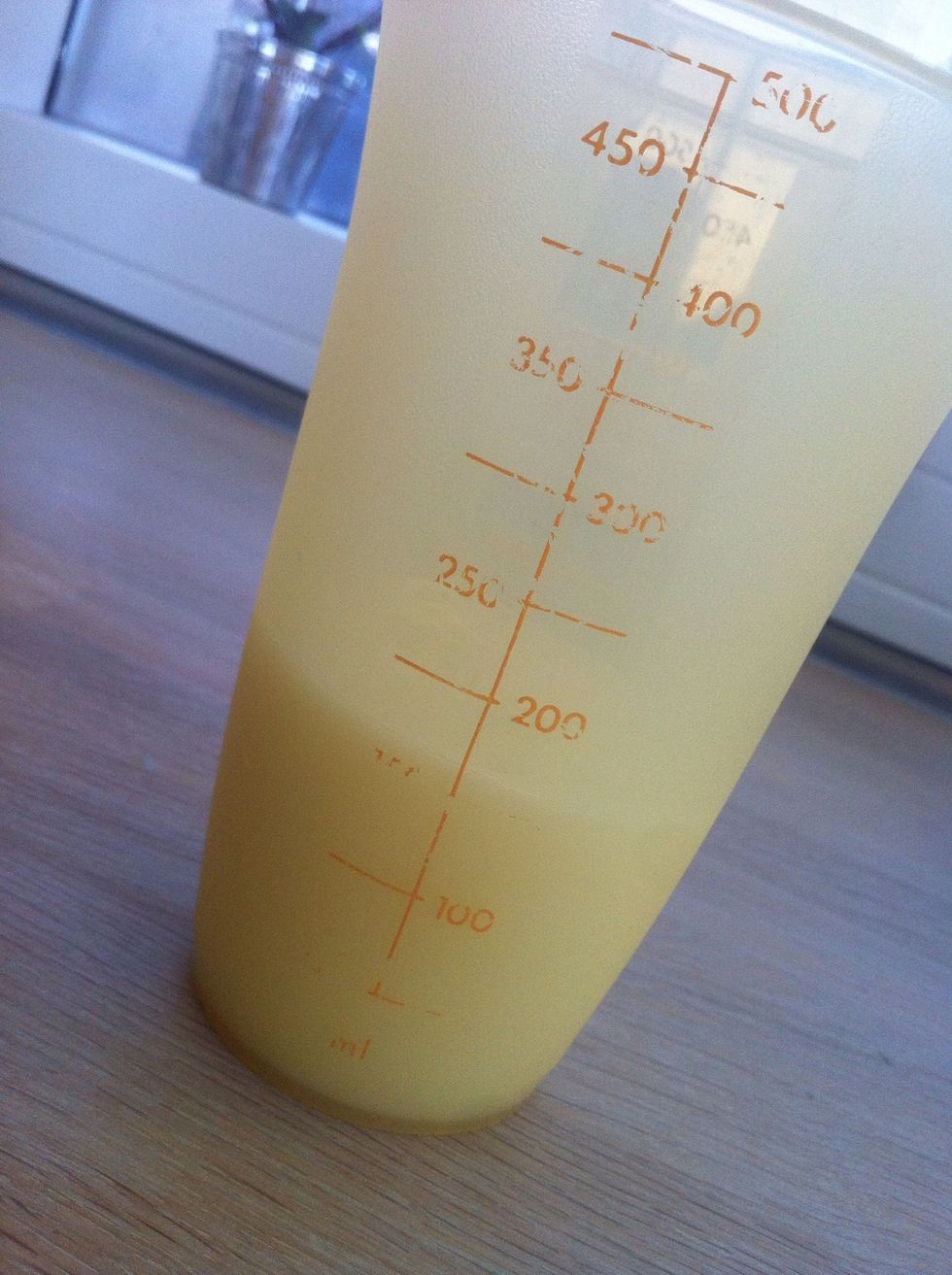 First you're gonna measure 1 cup of milk/ 200 ml.