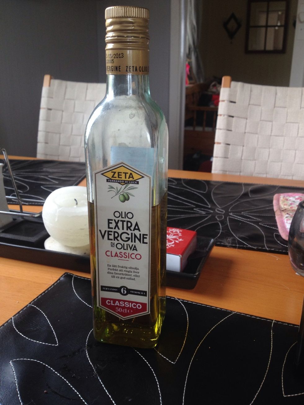 First you take your olive oil and Pour \u00e0 bit in to pladticbag! Look at the be t picture to see how mutch i used! :)