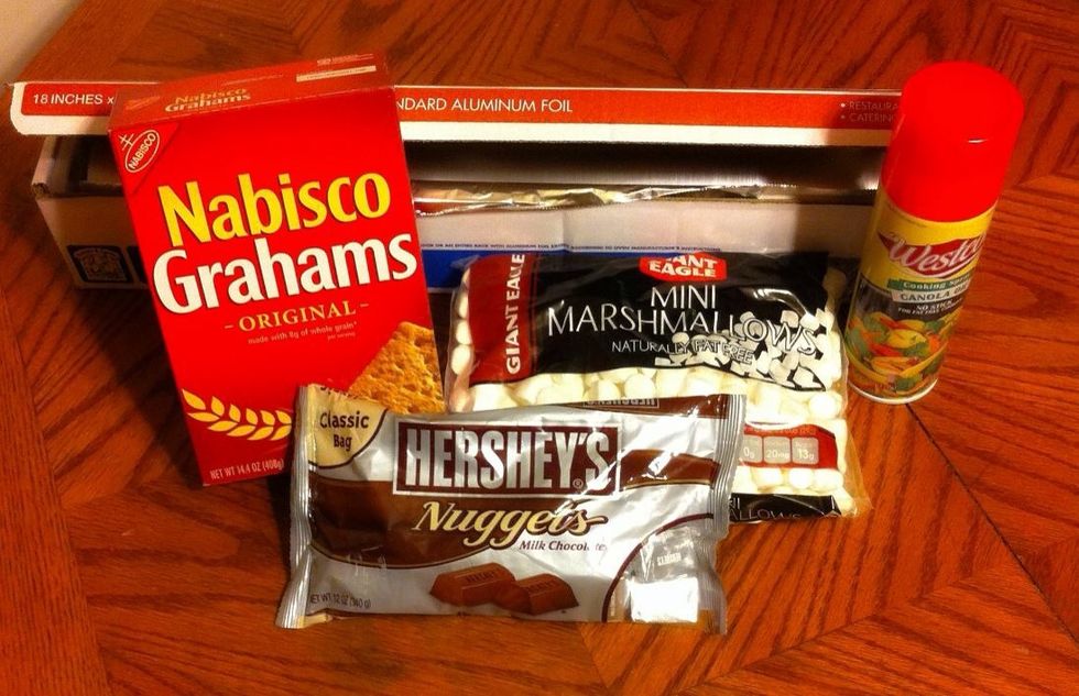 First you will need: graham crackers, milk or dark chocolate, mini marshmallows, aluminum foil, non-stick spray, and a pan of your choice.