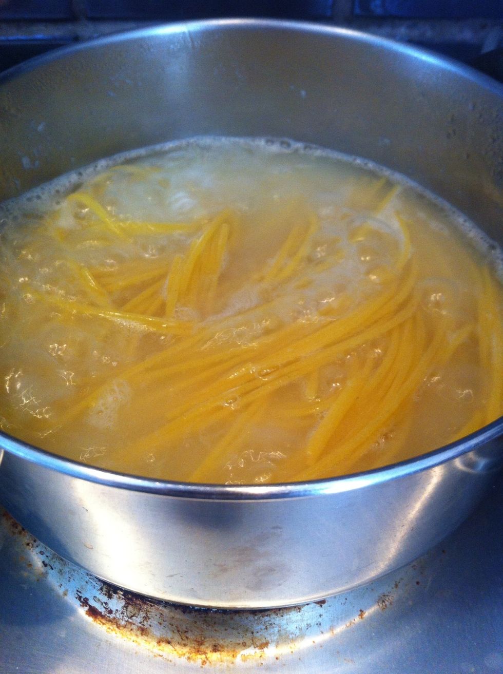 Firstly boil the spaghetti. As soon as they are boiled, add some oil and leave them beside. Note that I chose gluten-free spaghetti.