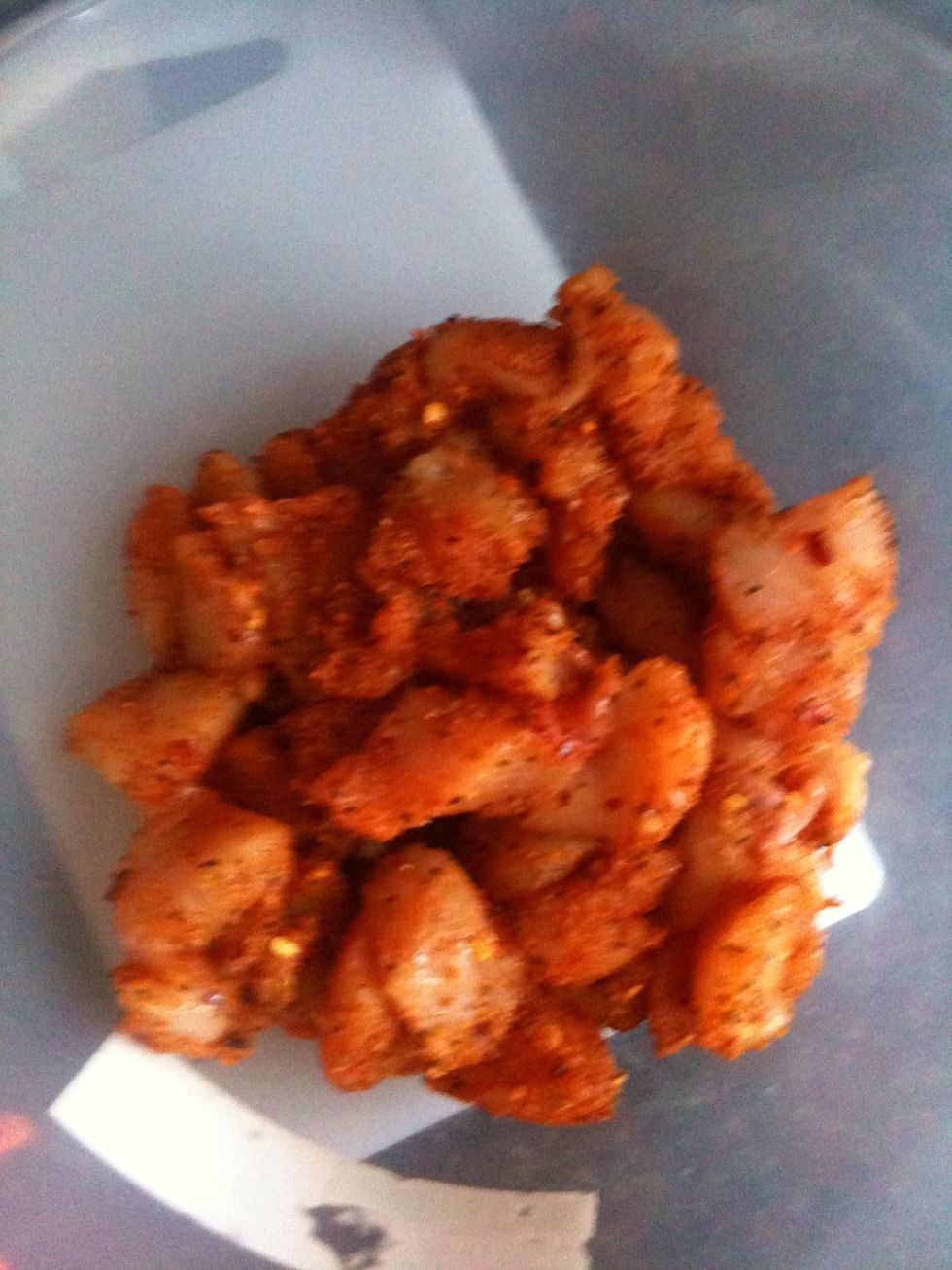 Firstly cut the chicken into small pieces and mix in a bit of olive oil put the chicken into a bowl and empty all the contents of the fajita mix into the bowl and mix it well.