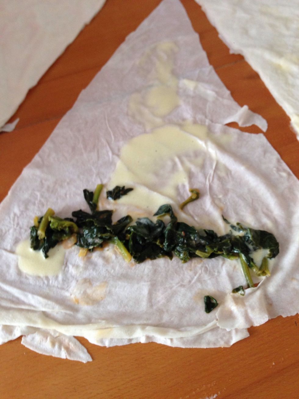 Firstly pour sauce,then put the spinach with cheese.and do it like a rose-shaped.
