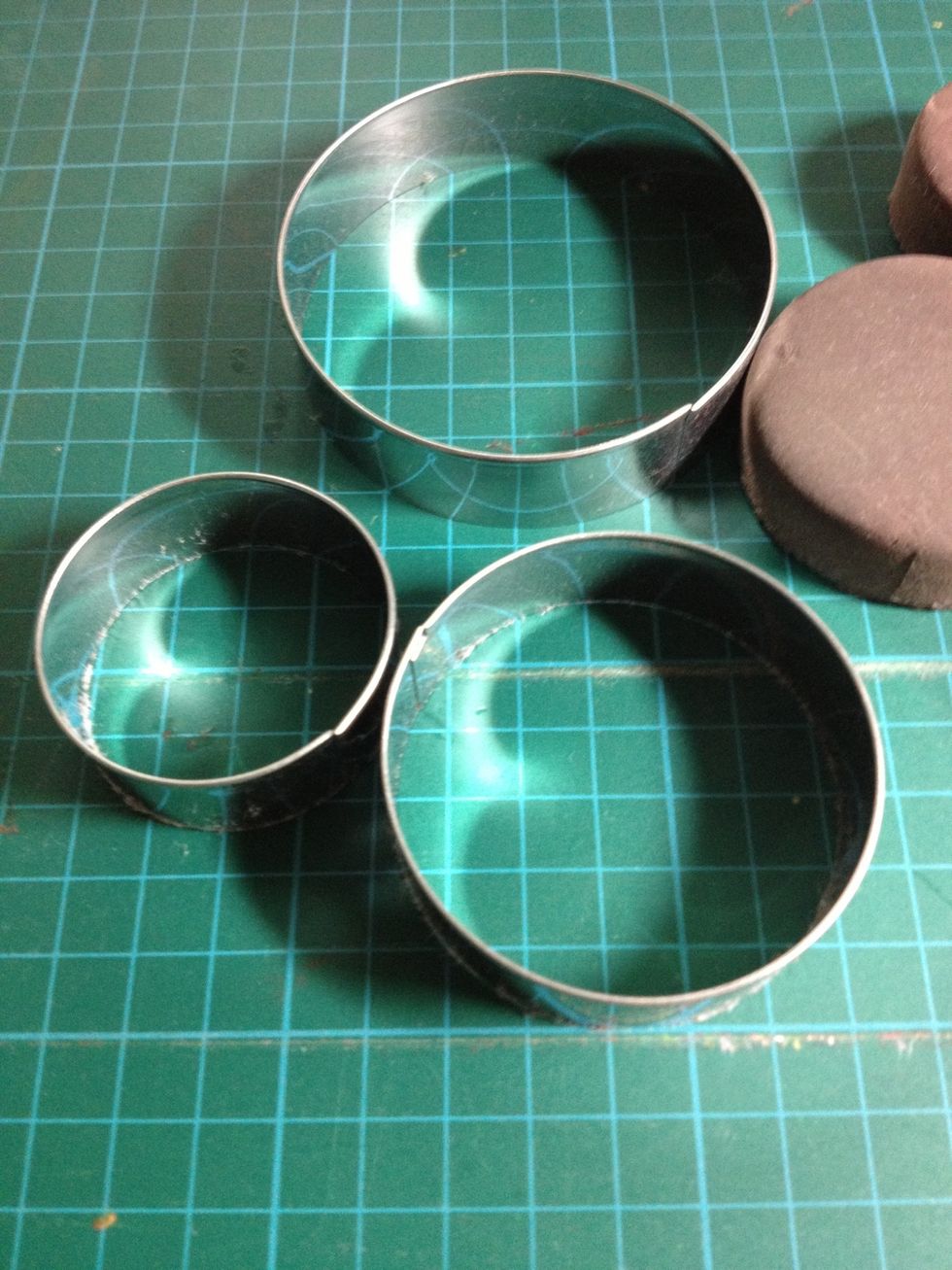 Firstly, use 3 cookie cutters to make 3 brown clay circles in difference sizes to become the cake bodies. Let them stand for 5 days until totally dried.