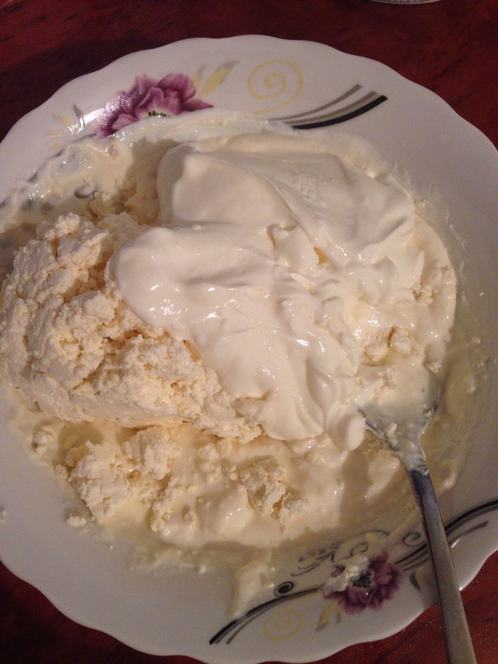 Firts mixed sour cream and cottage cheese together and put aside