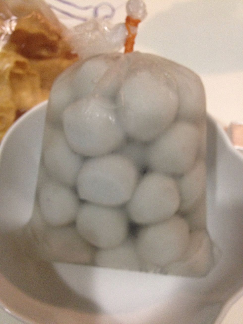 Fish balls that soak in water are more bouncy and fresher and yummier. You can find this in wet market.