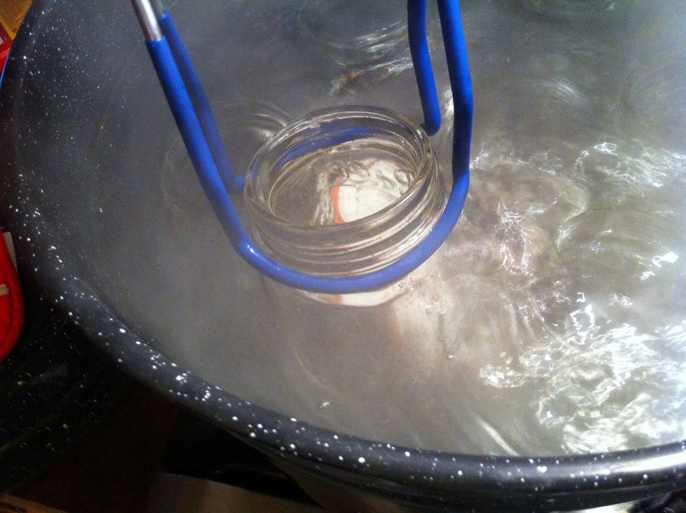 Fit around mouth of jar and pull straight up.