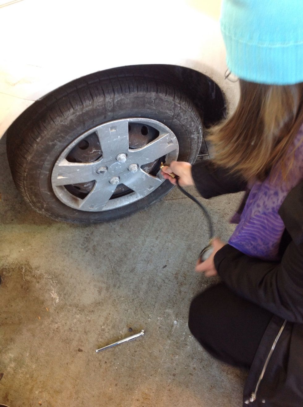 Fit the gauge nozzle over the tire valve. Push the nozzle towards the tire for 5 seconds so air is released into the gauge. Press firmly so air does not escape between the gauge and the tire valve.