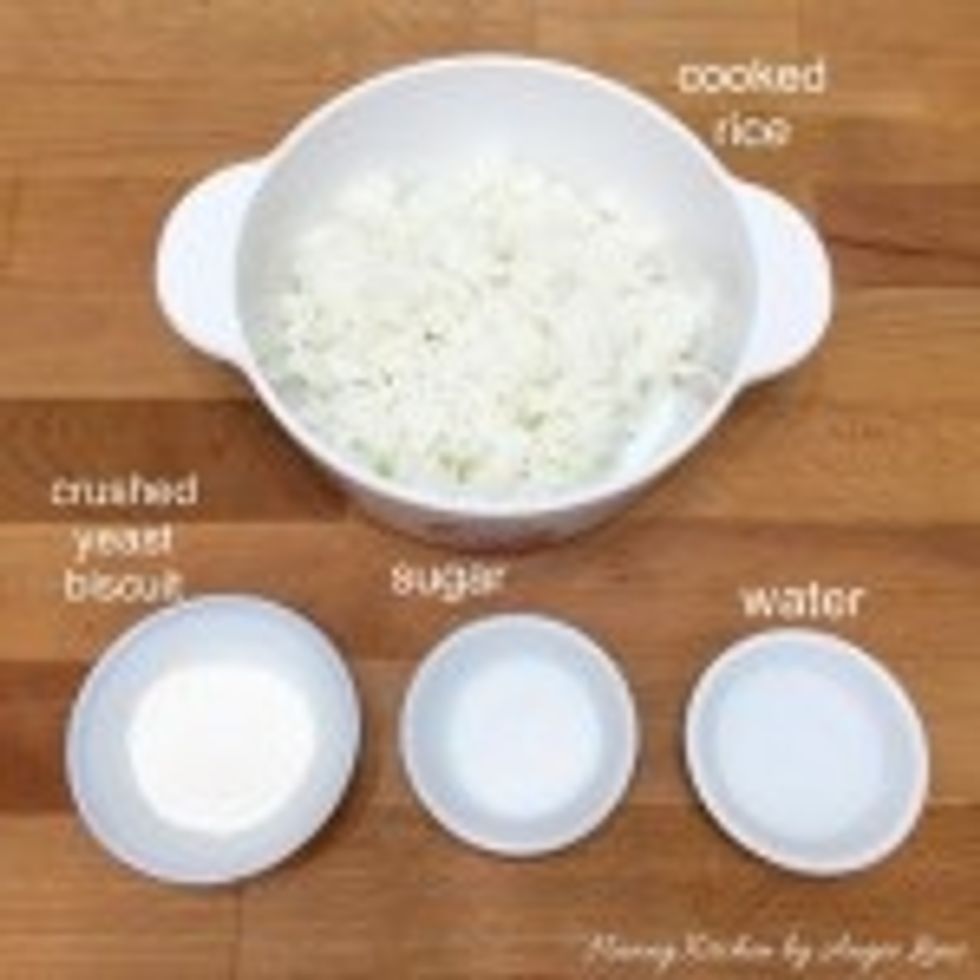 Fitst, place cooked rice to cool in a casserole and prepare the other ingredients needed to ferment the rice.