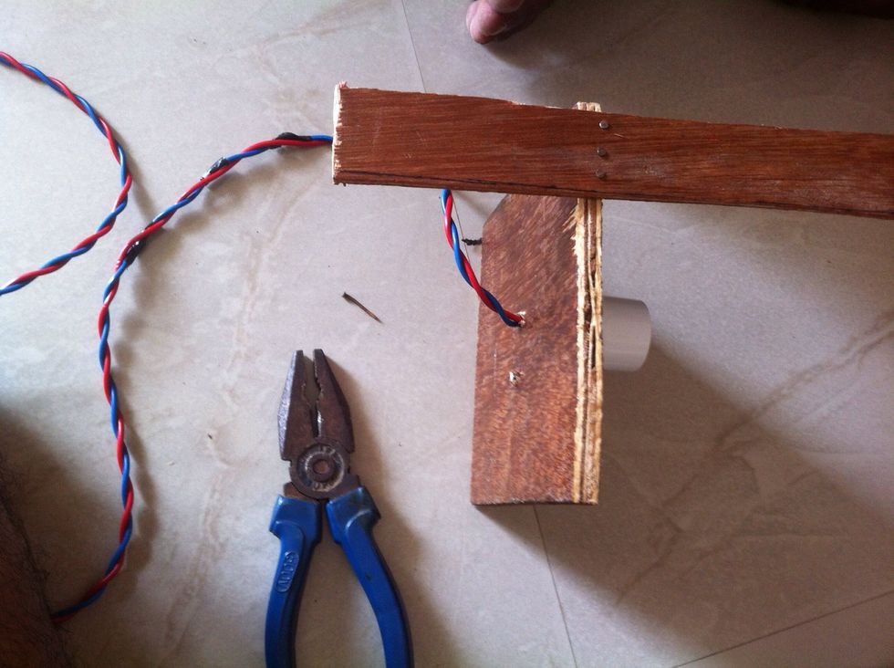Fix the plywood strip to the square to which you have fixed the holder remember to leave few centimeters of strip below the square board these will the supports of your lamp.