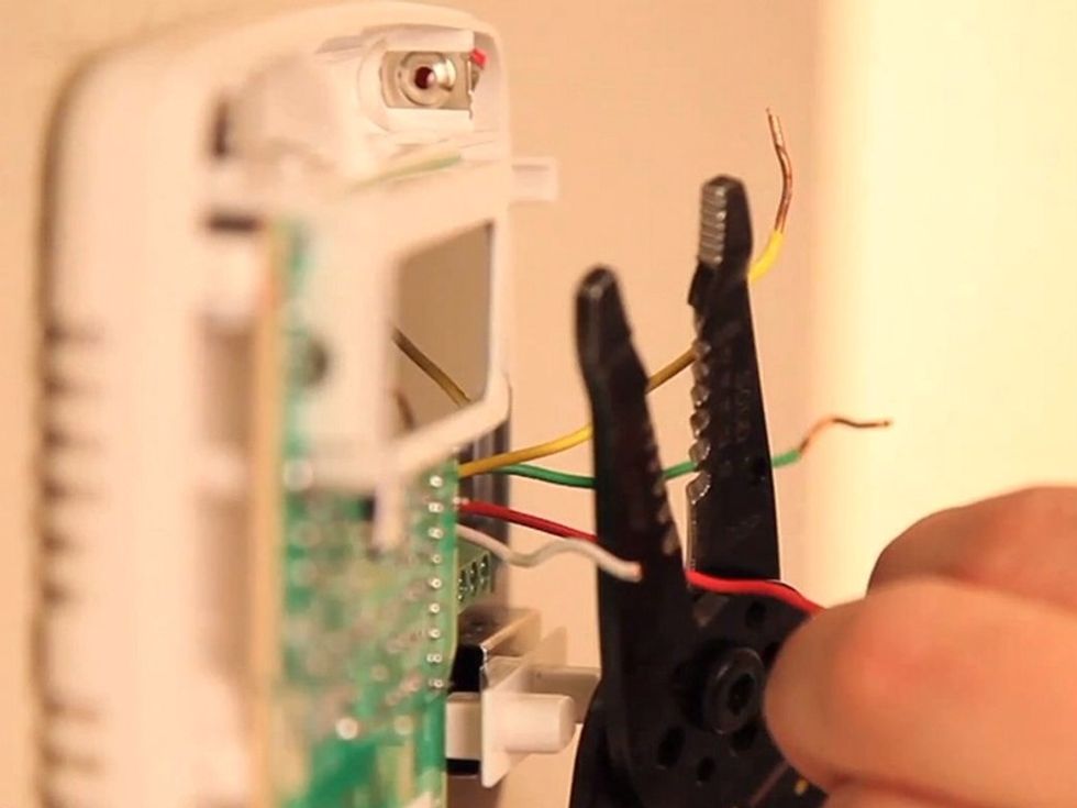 Fix the wires. If necessary, cut the wires to the appropriate length.