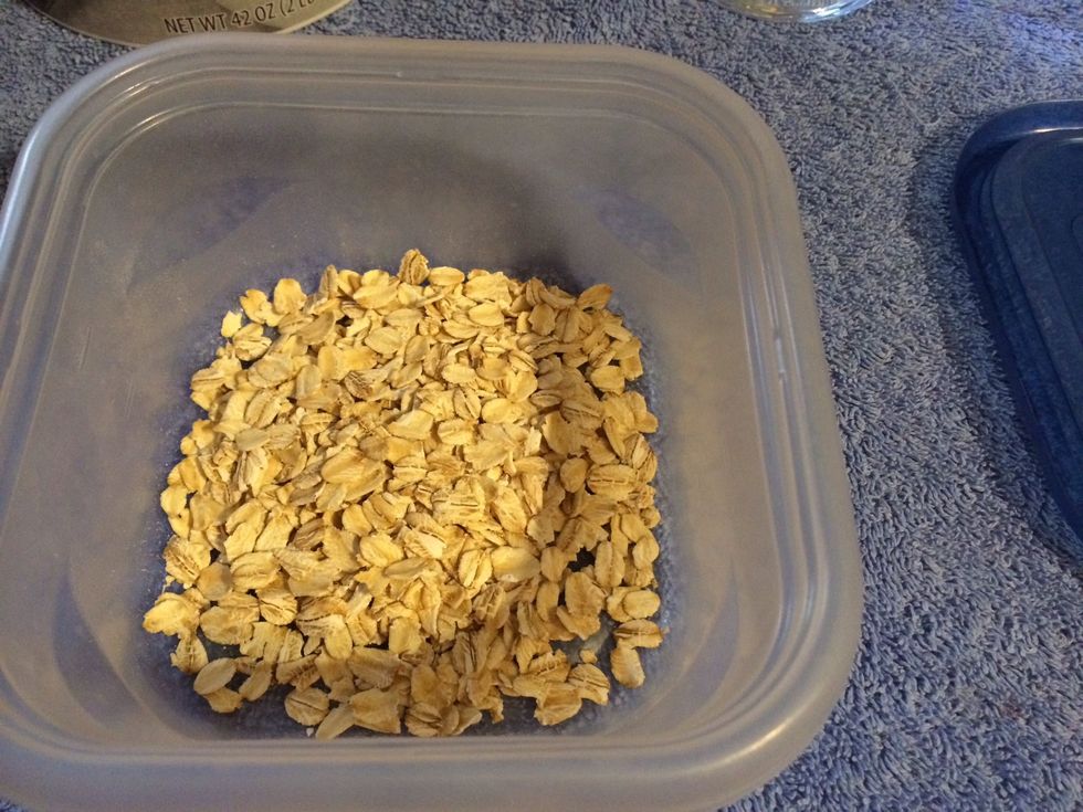 Fix this ahead of time. Pour small amount of oats in bowl.