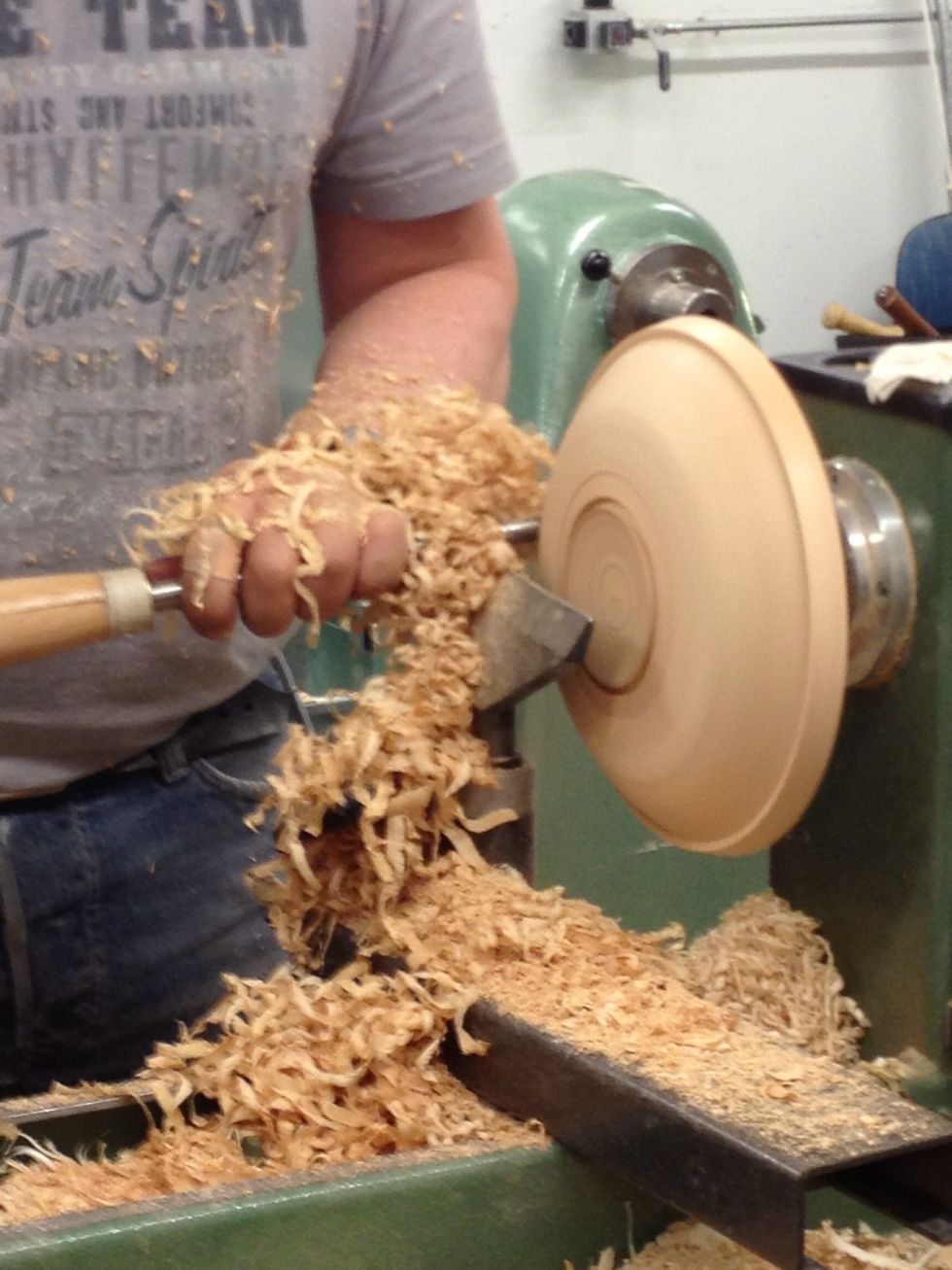 Fixa till hela undersidan. Slipa med sandpapper om sl\u00e4t yta \u00f6nskas. Viktigt! H\u00e5ll slippapperet p\u00e5 undersidan av sk\u00e5len.