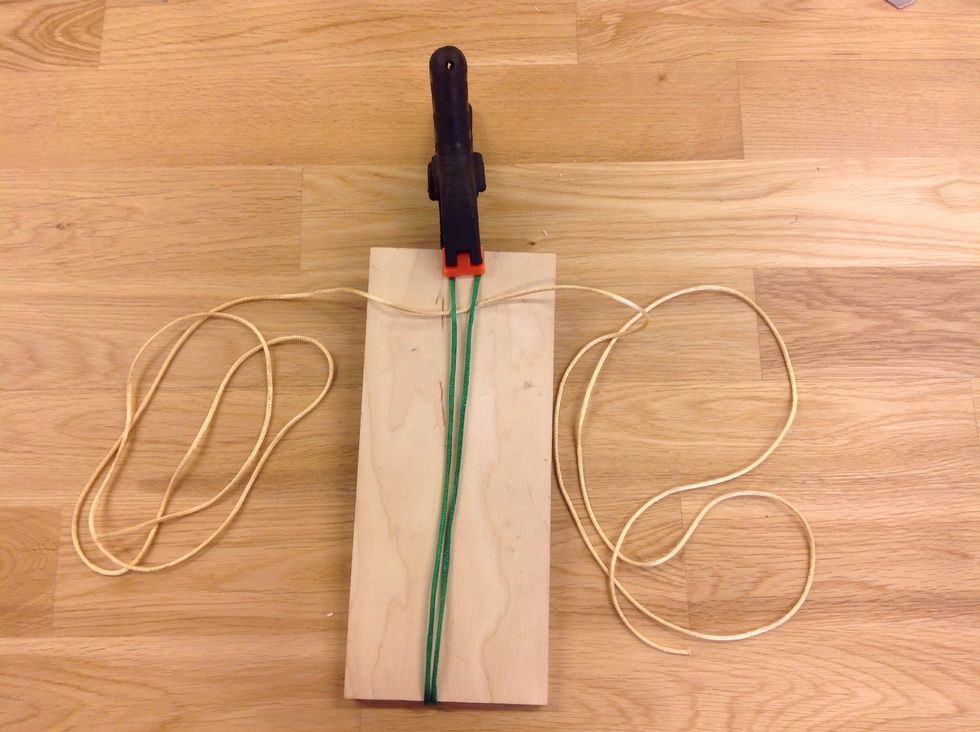 Fixa tr\u00e5darna s\u00e5 det ser ut som p\u00e5 bilden. Vik in tr\u00e5d\u00e4ndarna nedtill under br\u00e4dan.