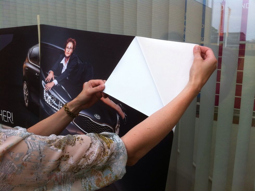 Fjern forsigtigt bagpapiret fra den h\u00f8jreside og tr\u00e6k det af mod Malertapen.