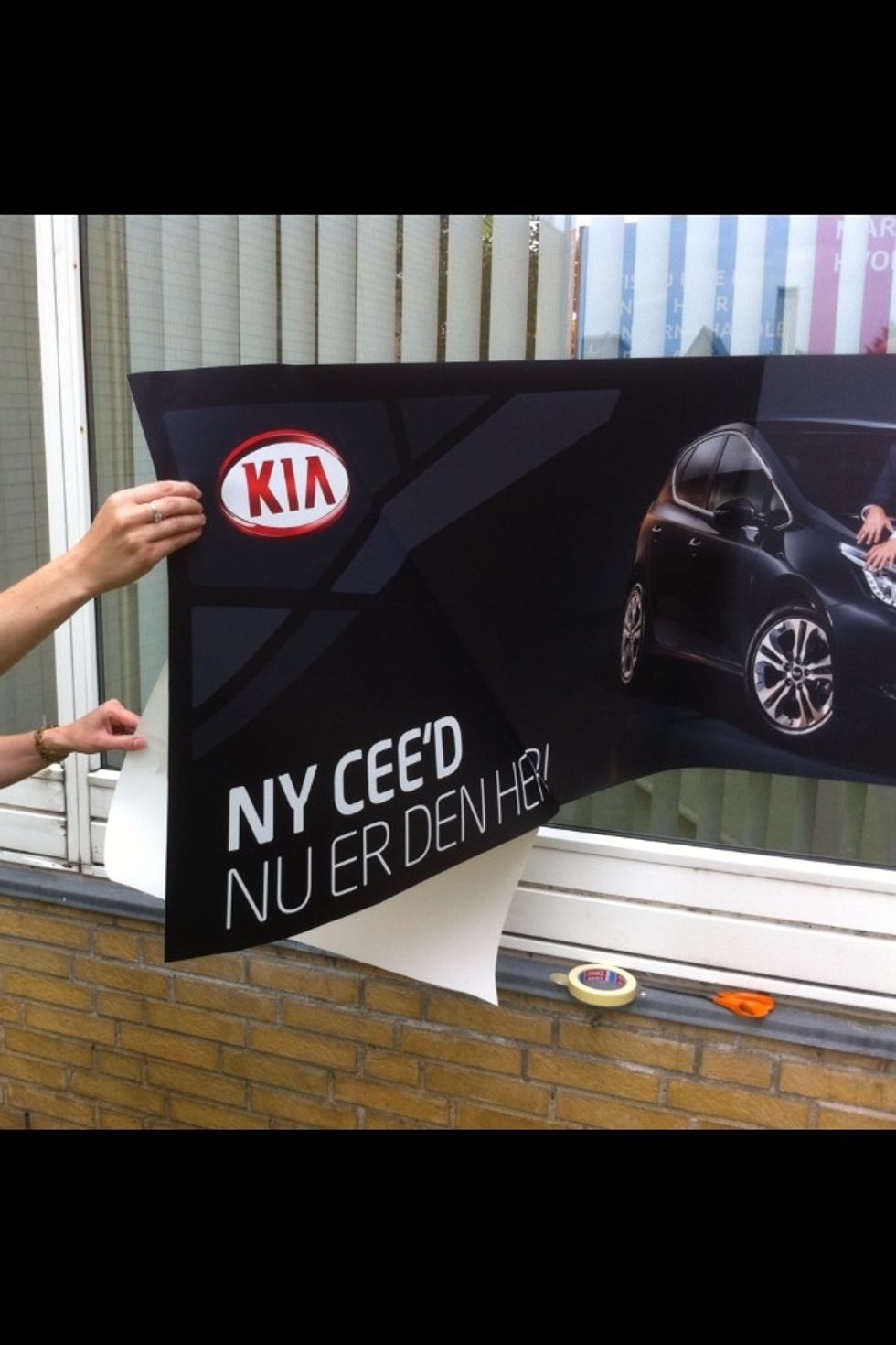 Fjern forsigtigt bagpapiret fra midt mod venstre.