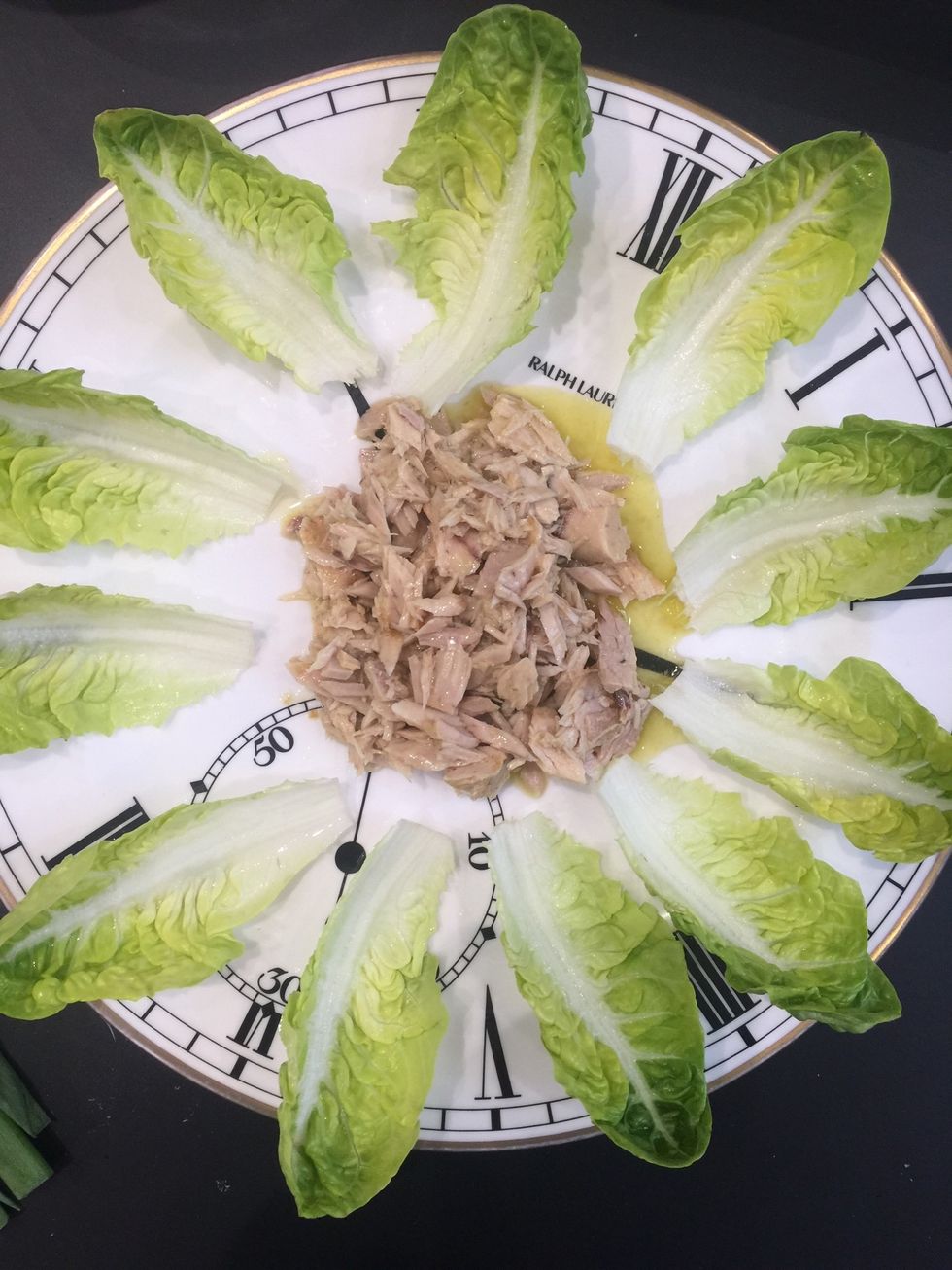 Flake the canned tuna and season with some vinaigrette. Put in the middle. Then arrange all the ingredients as desired