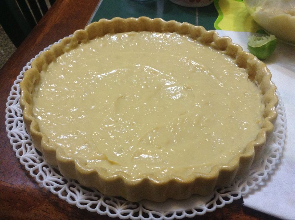 Flatten the creme with the spatula