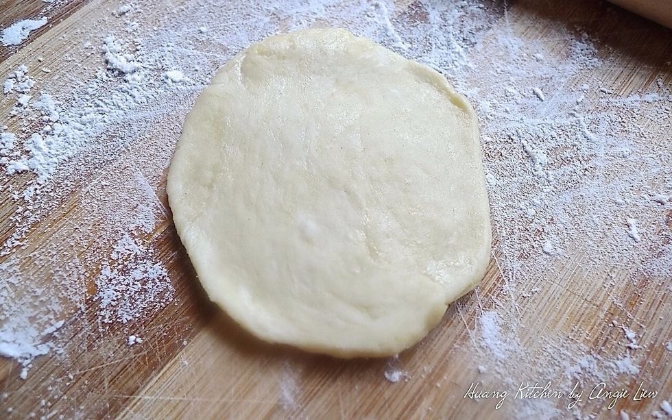 Flatten the water dough.