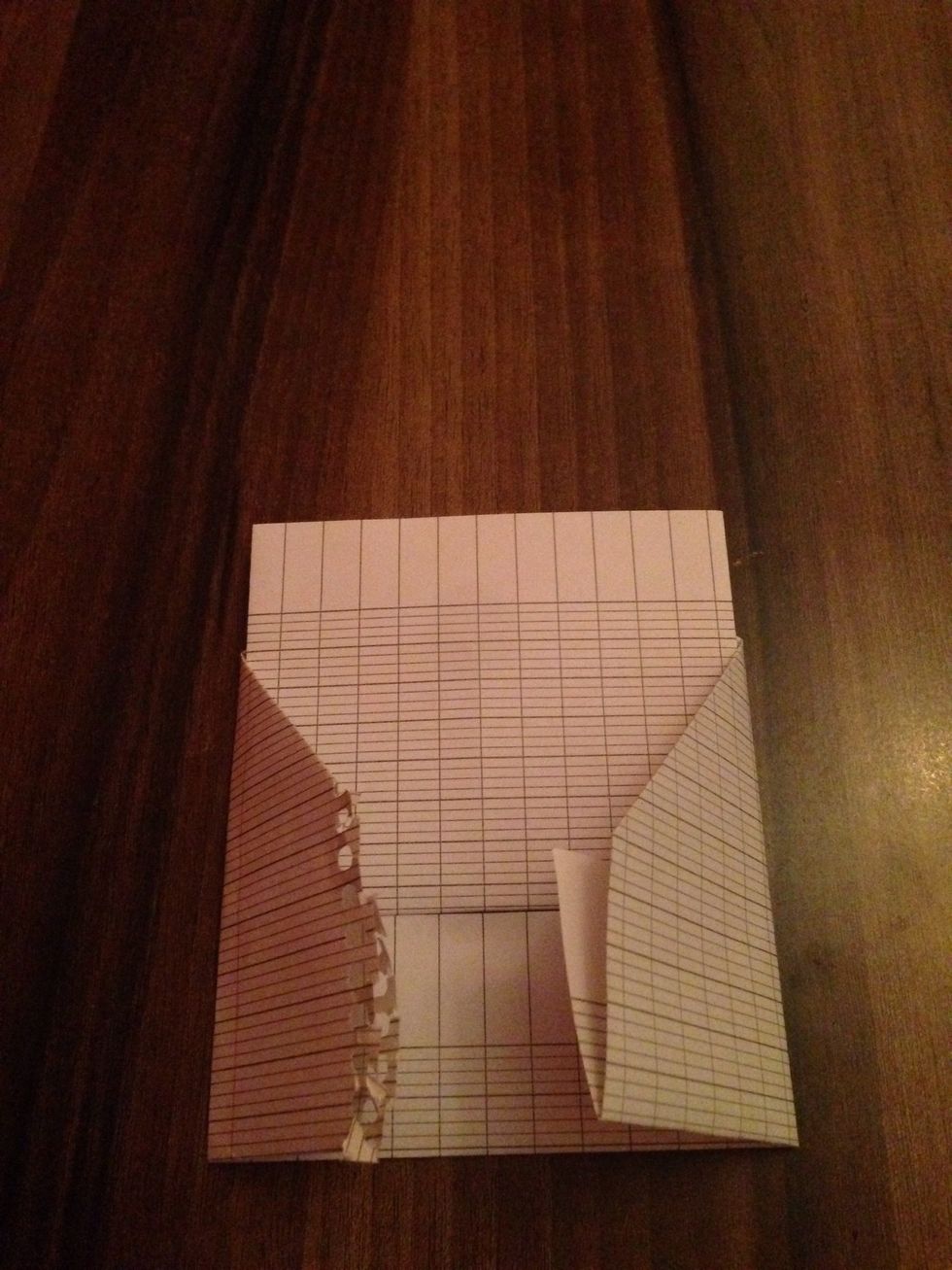 Flex the two pieces of paper on the left and right side