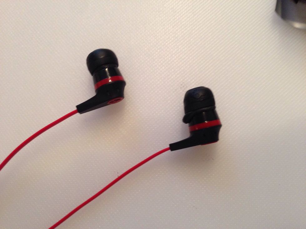 Flip back your earbuds over the sugru and remove excess if necessary. Press firmly into your ears and open and close your mouth wide while doing so. After a minute, take the in-ear headphones out