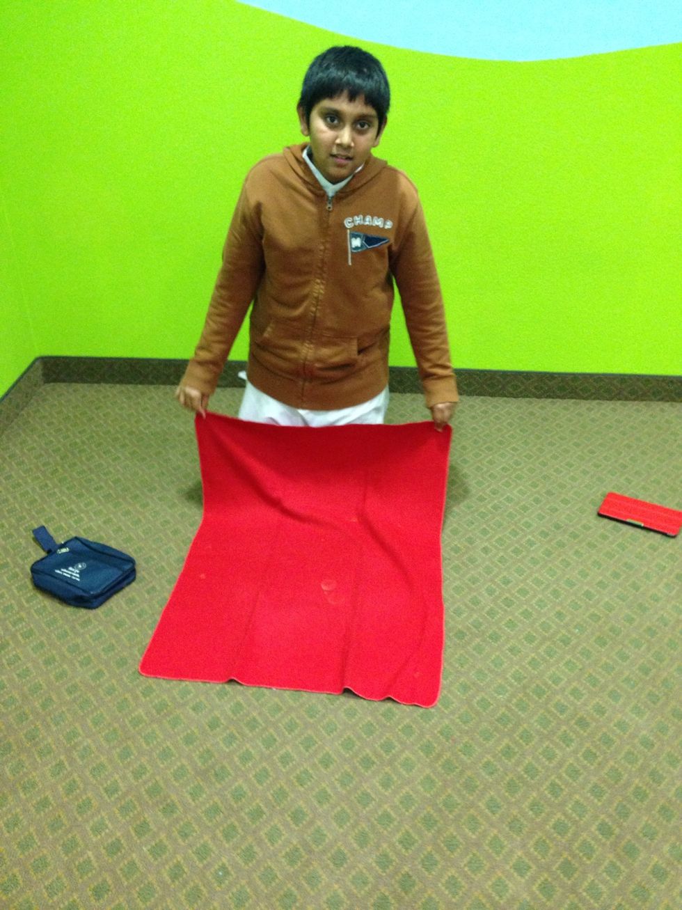 Fluff out the As\u00e3n to make sure that there is no debris in the way.