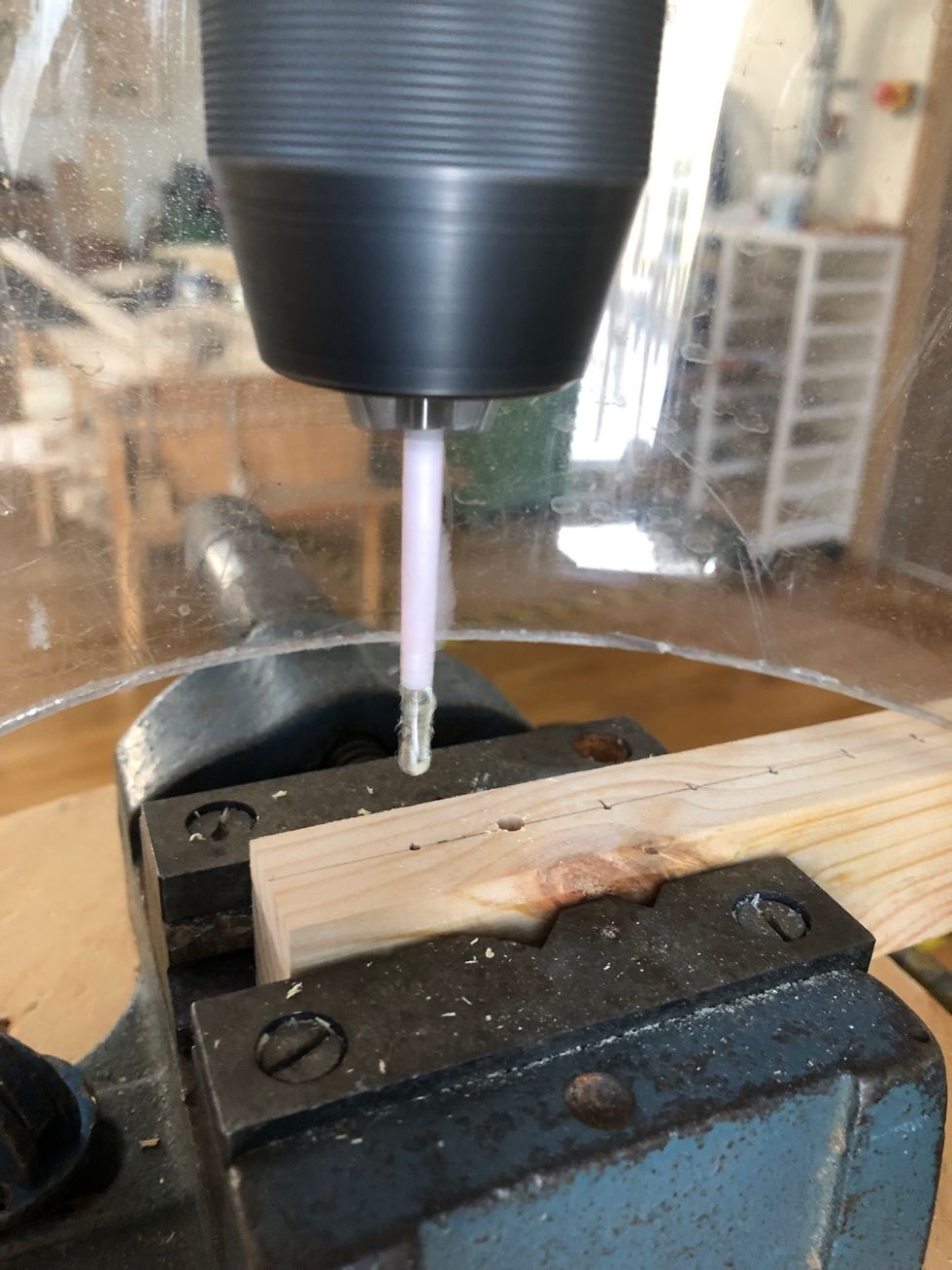 Flytta och borra igen tills alla markeringar har h\u00e5l p\u00e5 b\u00e5da bitarna