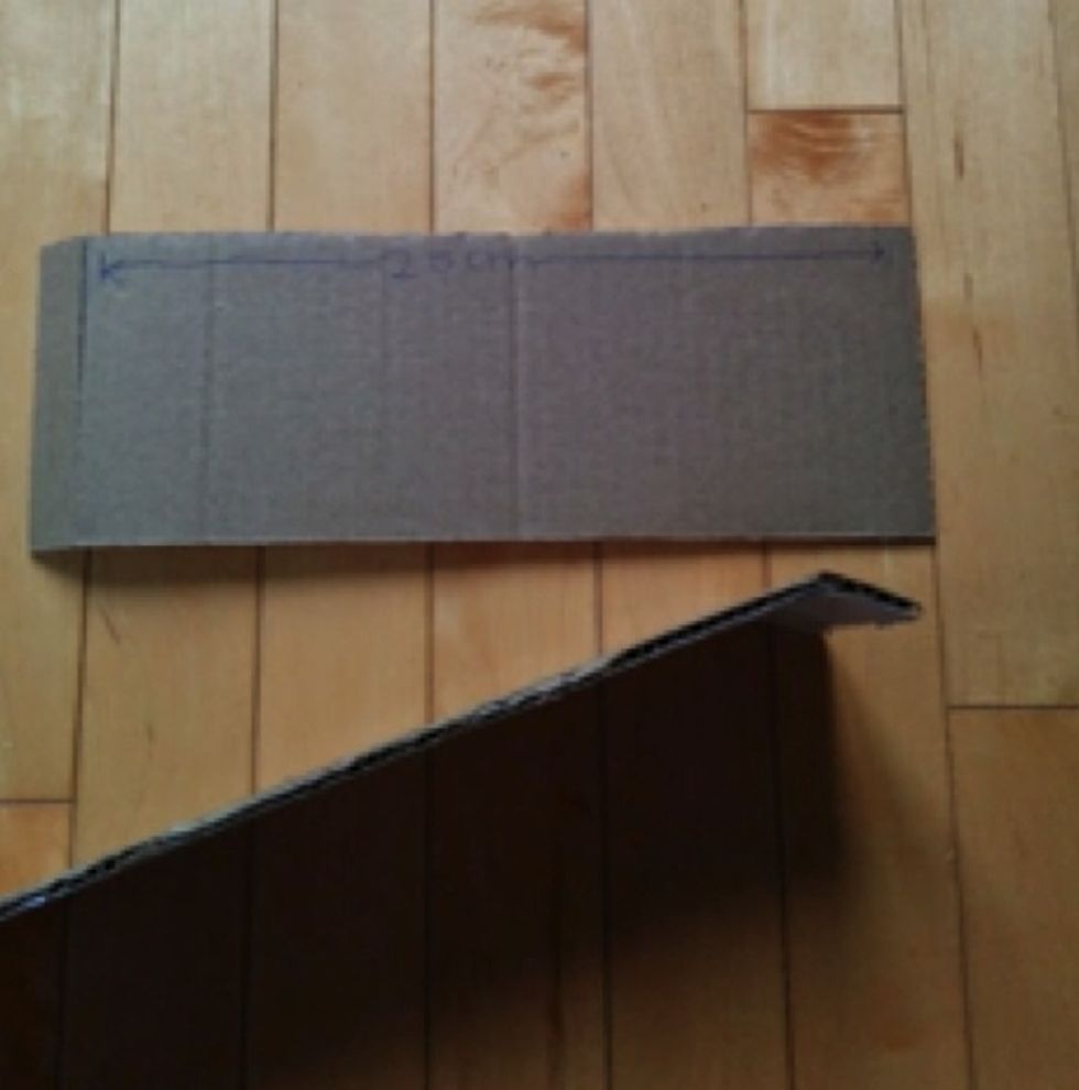 Fold 1cm of each insert on either side. They should now all have a length of 25cm (i.e. 27cm - 2cm)