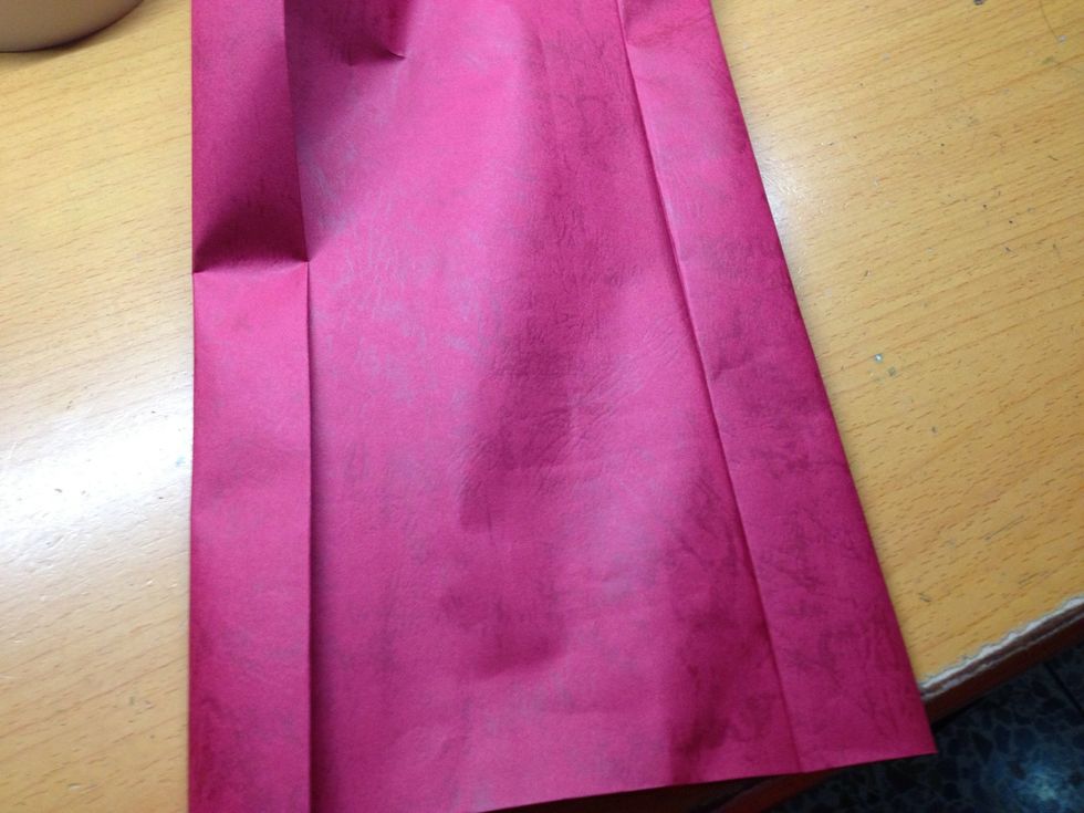Fold a little at both edges. How much? Depend on how big your gift is.