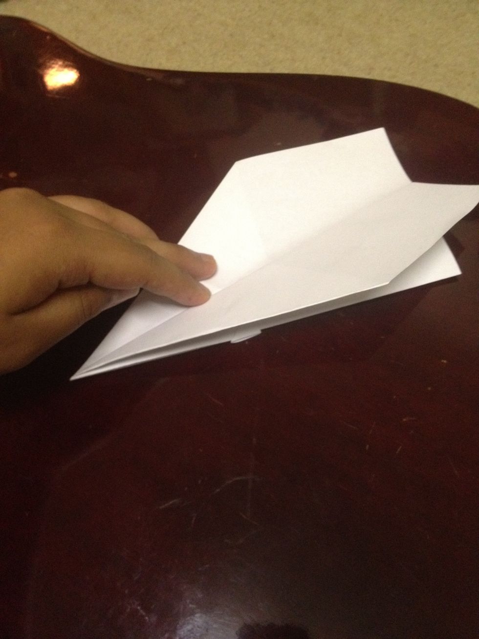 Fold down the wing on one side. The size of the wing depends on how you want it to fly. The bigger the wings are, slower it will fly.