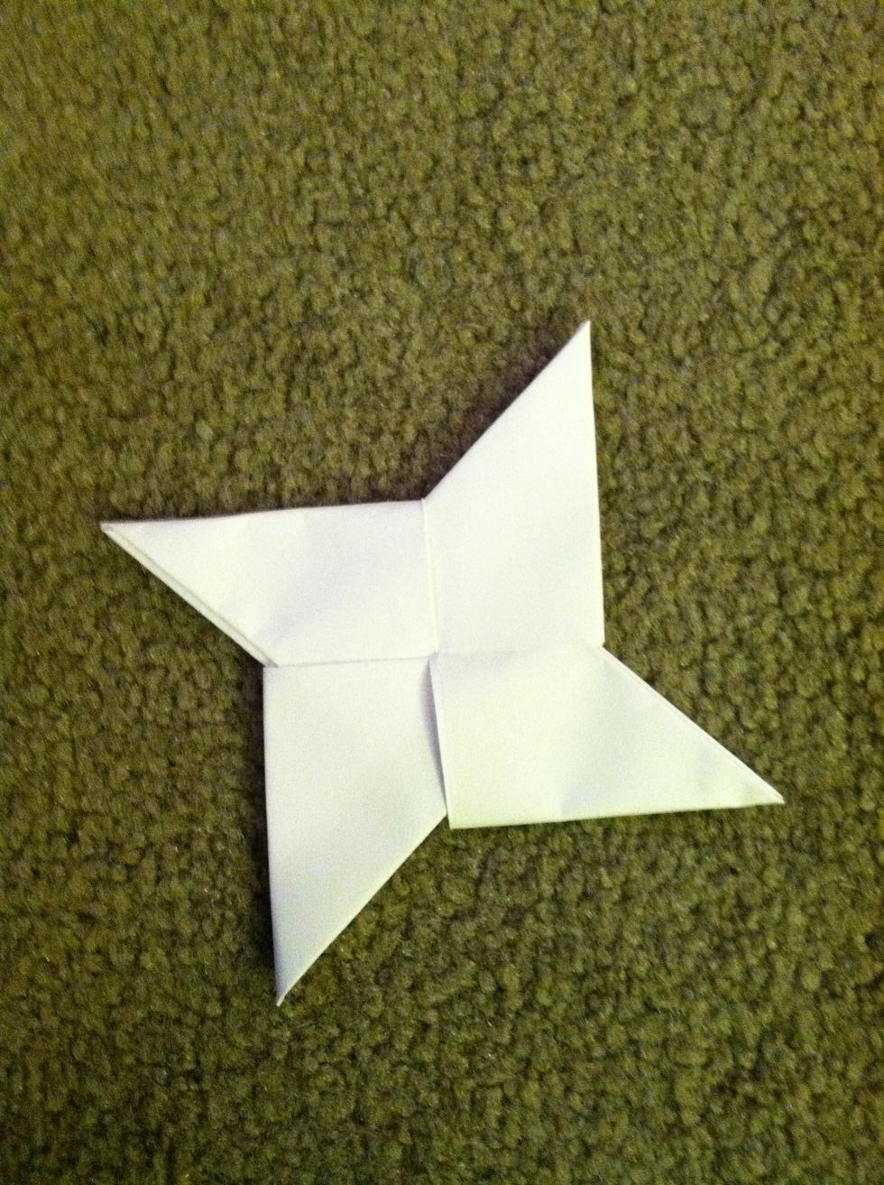 Fold each triangle into the slit under the triangle adjacent to it. Do this with every triangle and vo\u00edla you're done!