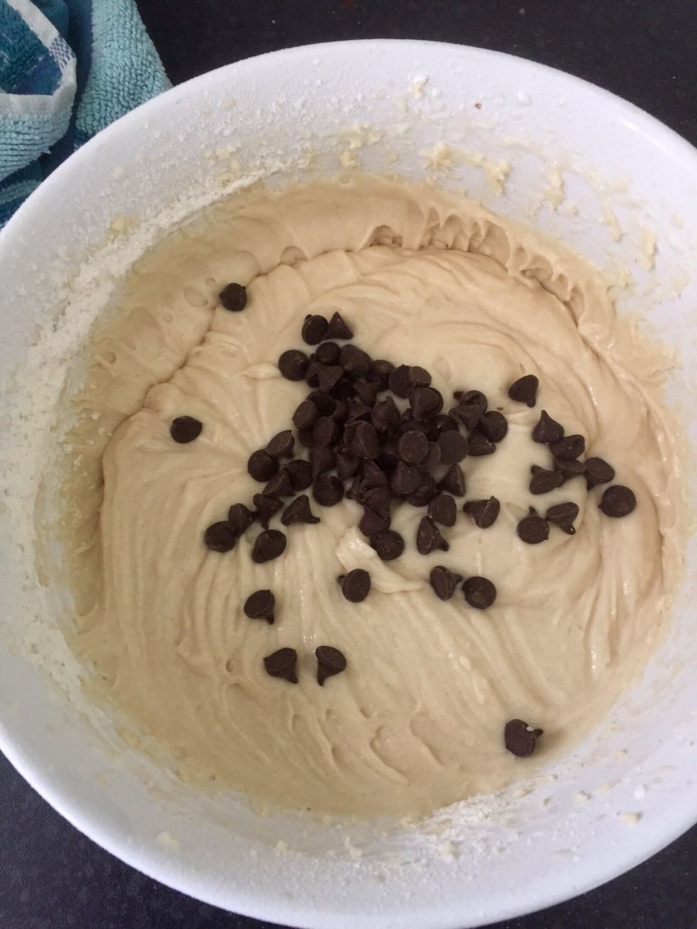 Fold in around 30 gr of chocolate chips